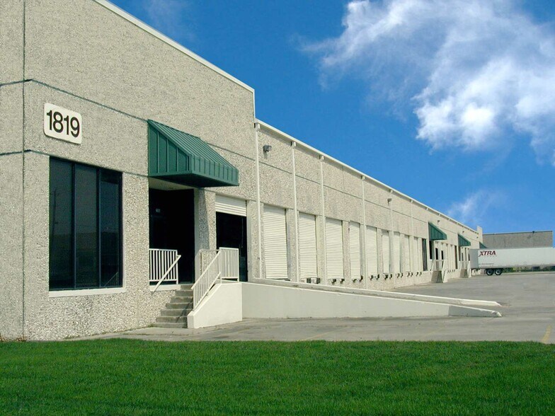 More Photos Of 1819 Turning Basin Dr, Houston Warehouse For Lease