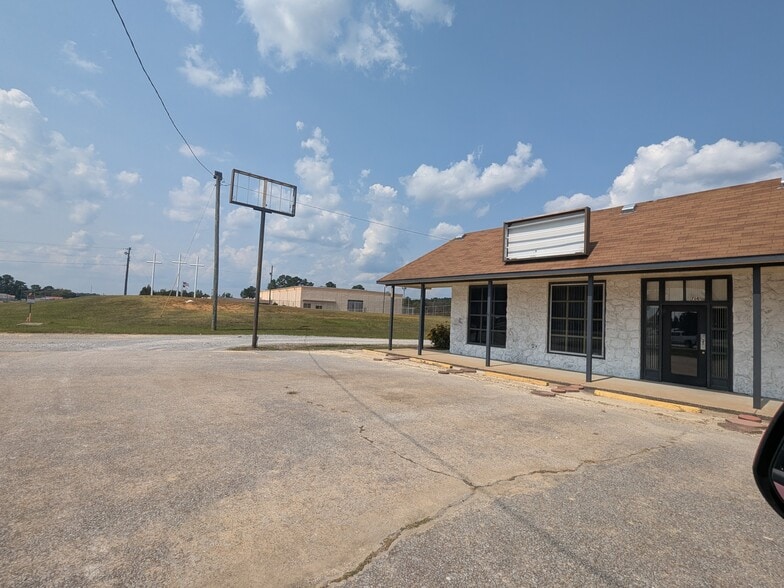More Photos Of 702 Chastain Blvd W, Glencoe Warehouse For Lease