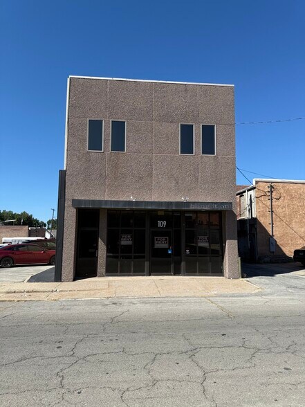 Primary Photo Of 109 W Monroe St, Herrin Storefront Retail Residential For Sale