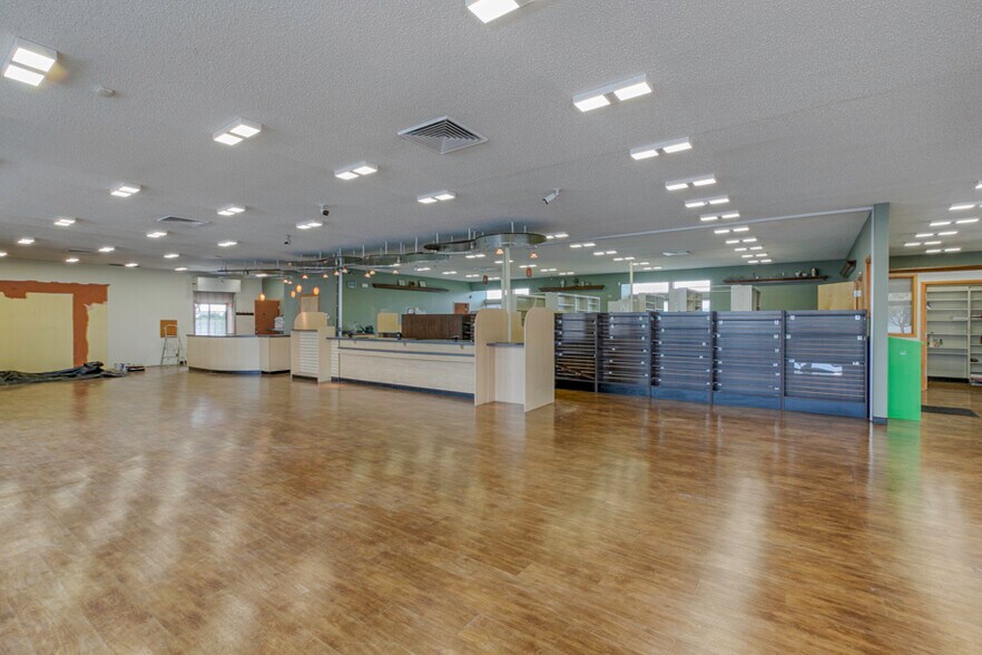 More Photos Of 915 Main Ave, Tillamook Veterinarian Kennel For Lease