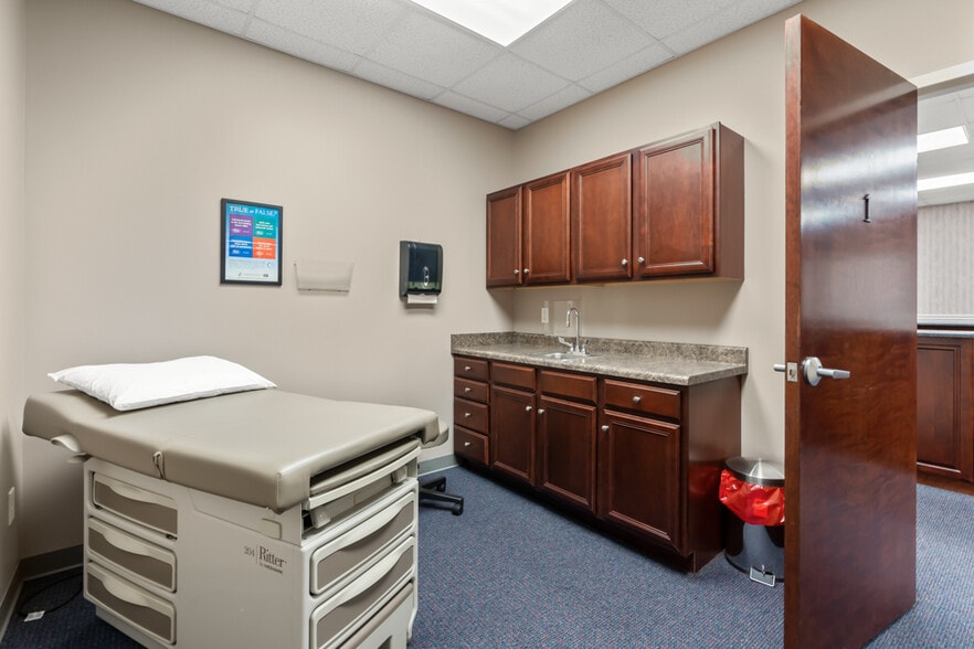More Photos Of 600 W Salisbury St, Asheboro Medical For Lease