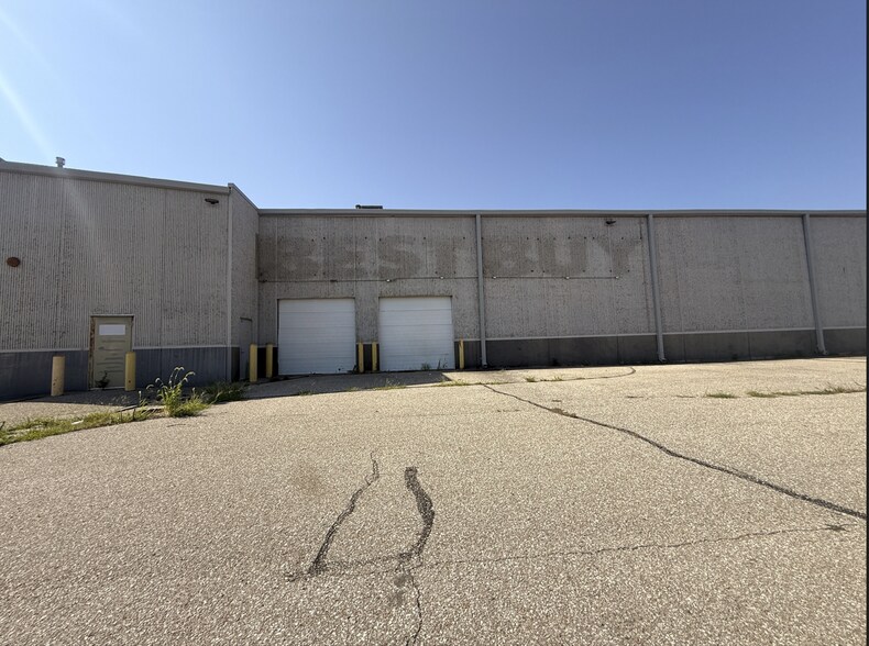 More Photos Of 6610-6840 W Kellogg Dr, Wichita Storefront For Lease