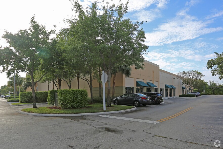 More Photos Of 2750 Glades Cir, Weston Showroom For Lease