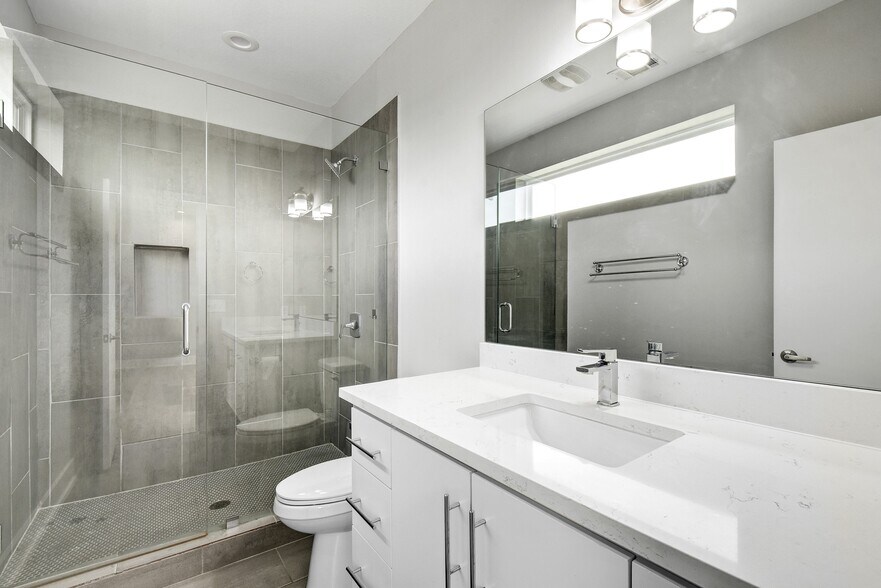 More Photos Of 4005 A/B Clawson Rd, Austin Specialty For Sale