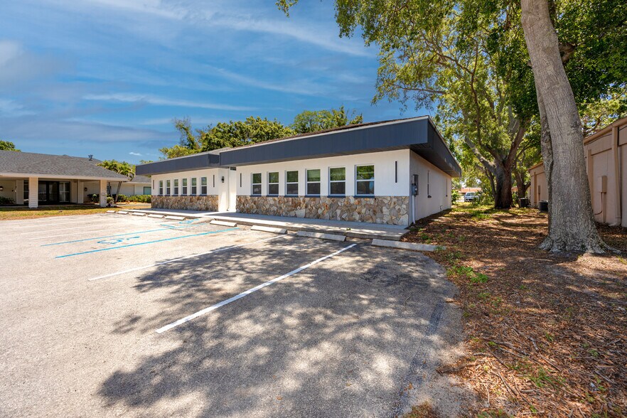 More Photos Of 2123 NE Coachman Rd, Clearwater Office For Lease