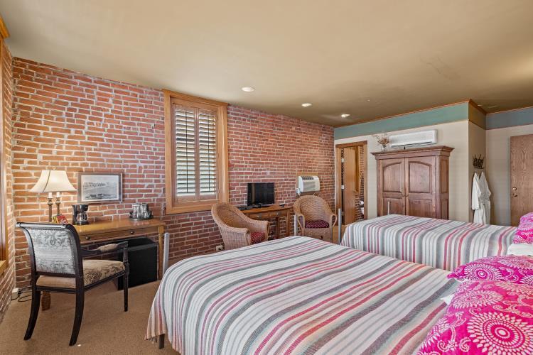 More Photos Of 215 Broadway St, Cottonwood Falls Hotel For Sale