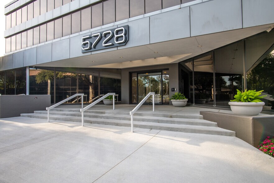 More Photos Of 5728 Lyndon B Johnson Fwy, Dallas Office For Lease