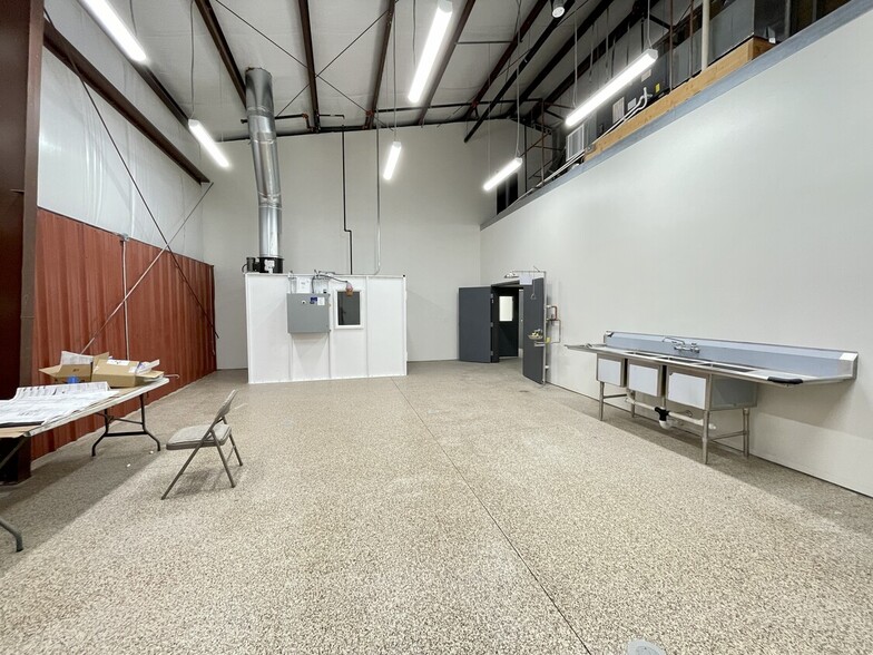 More Photos Of 10 Poppy House, Rio Vista Manufacturing For Lease