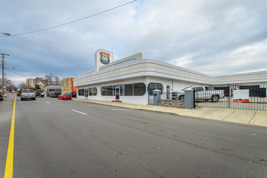 More Photos Of 395 S Ocoee St, Cleveland Showroom For Sale