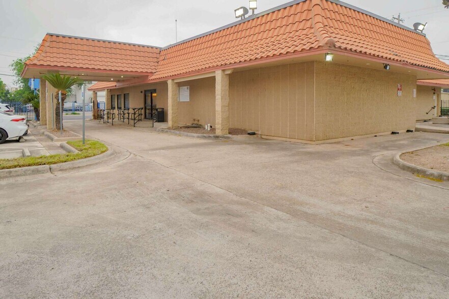 More Photos Of 916 Houston St, Laredo Medical For Lease