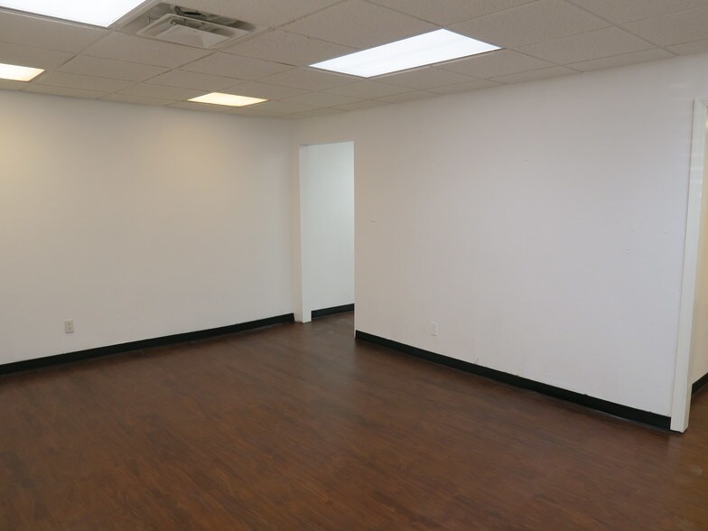 More Photos Of 5610-5613 Southwest Fwy, Houston Flex For Lease