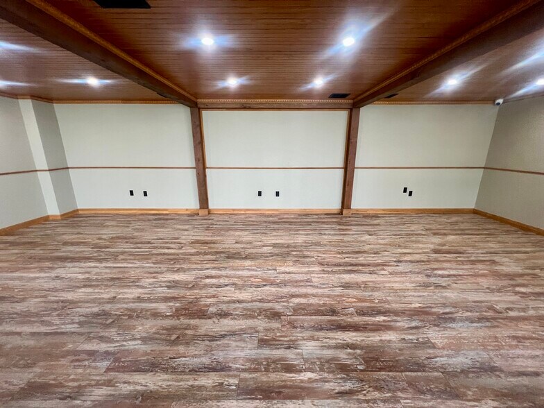 More Photos Of 12007 NE 23rd St, Choctaw Showroom For Sale