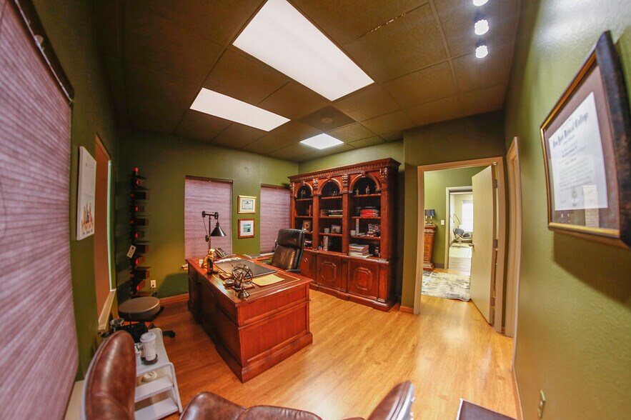More Photos Of 4550 Lamar Ave, Paris Office For Lease
