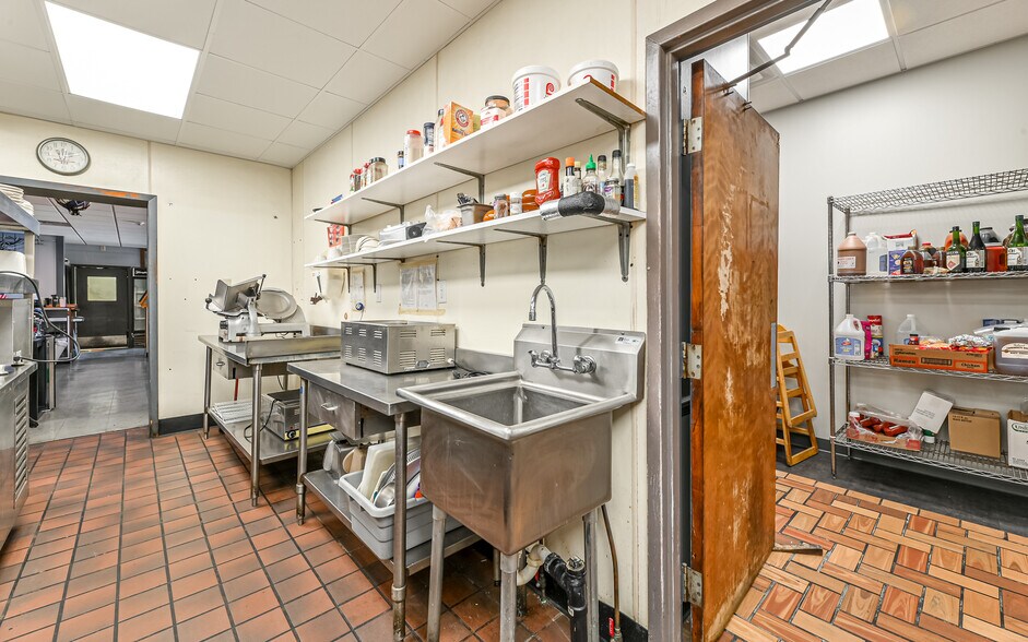 More Photos Of 2615 Freeport Rd, Natrona Heights Bar For Lease