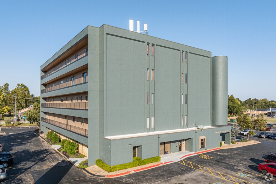 More Photos Of 2801 Parklawn Dr, Midwest City Medical For Lease