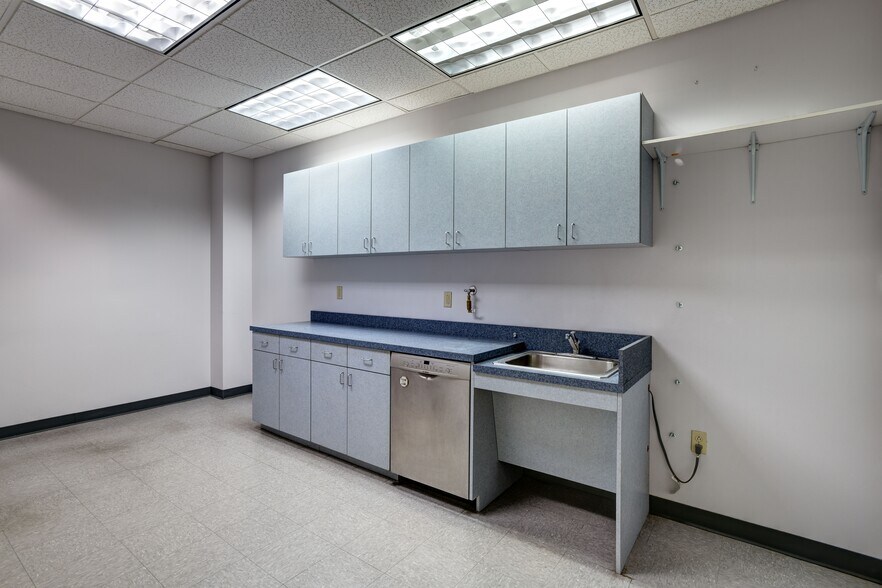 More Photos Of 5 Vaughn Dr, Princeton Office For Sale