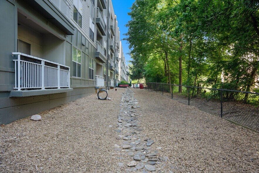 More Photos Of 900 E Six Forks Rd, Raleigh Apartments For Lease