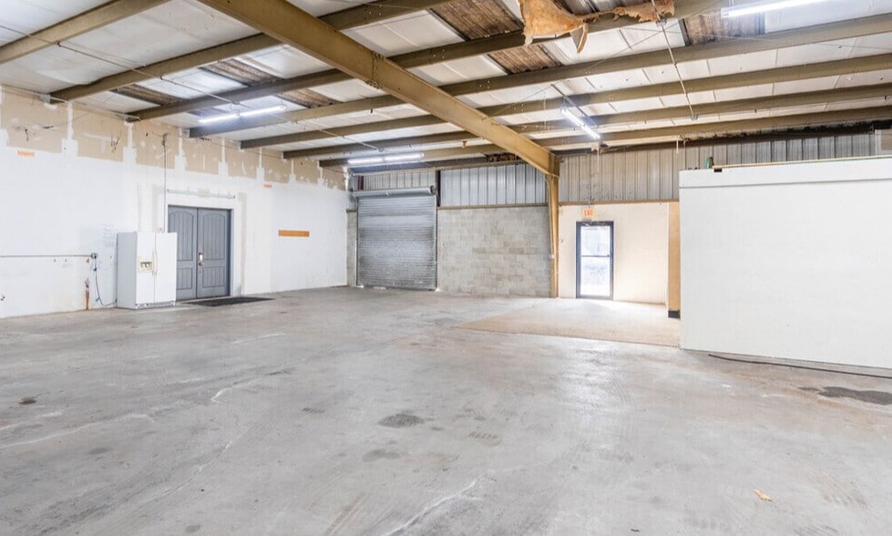 More Photos Of 440 Roberts Rd, Oldsmar Warehouse For Lease