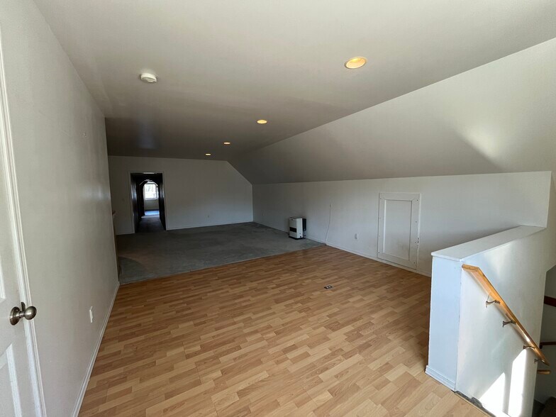 More Photos Of 1004 S Nordic Dr, Petersburg Hotel For Sale