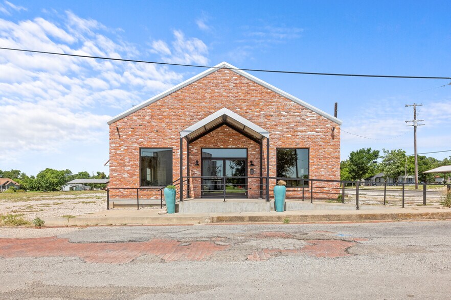 More Photos Of 151 5th St st, Honey Grove Flex For Sale