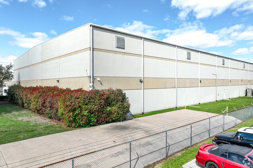 More Photos Of 6601 Will Rogers Blvd, Fort Worth Warehouse For Sale