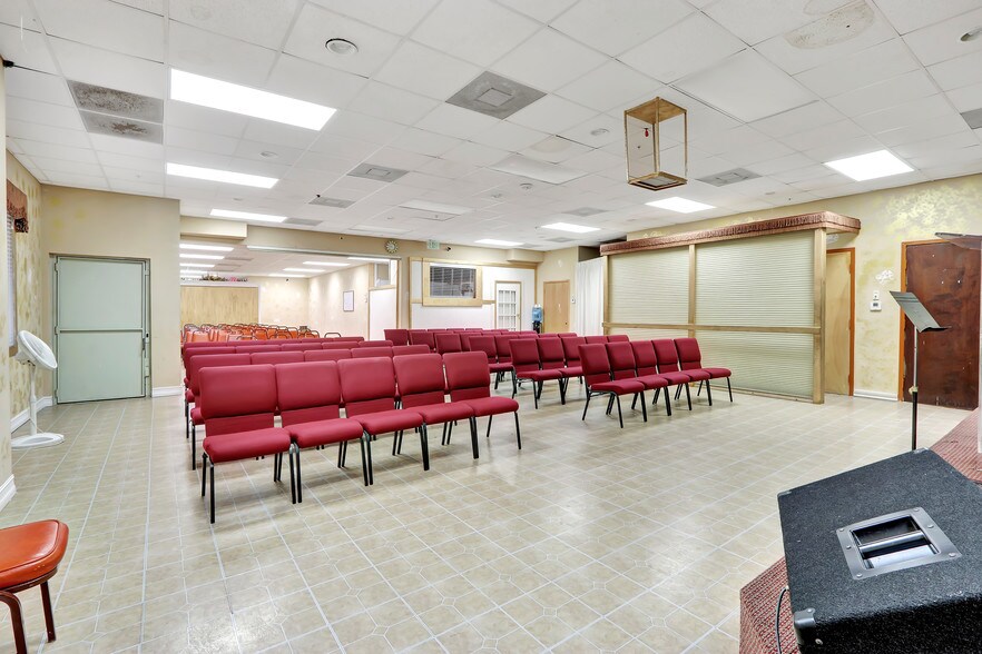 More Photos Of 4050 Westgate Ave, West Palm Beach Showroom For Lease