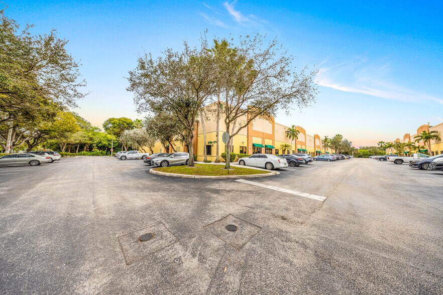 More Photos Of 3700-3718 SW 30th Ave, Fort Lauderdale Warehouse For Sale