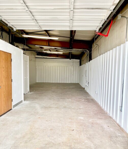 More Photos Of 400 Maxi Ct, Yukon Warehouse For Lease