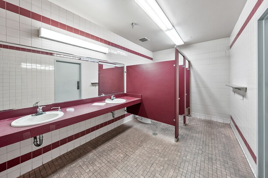 More Photos Of 33 N Fir St, Medford Industrial For Sale