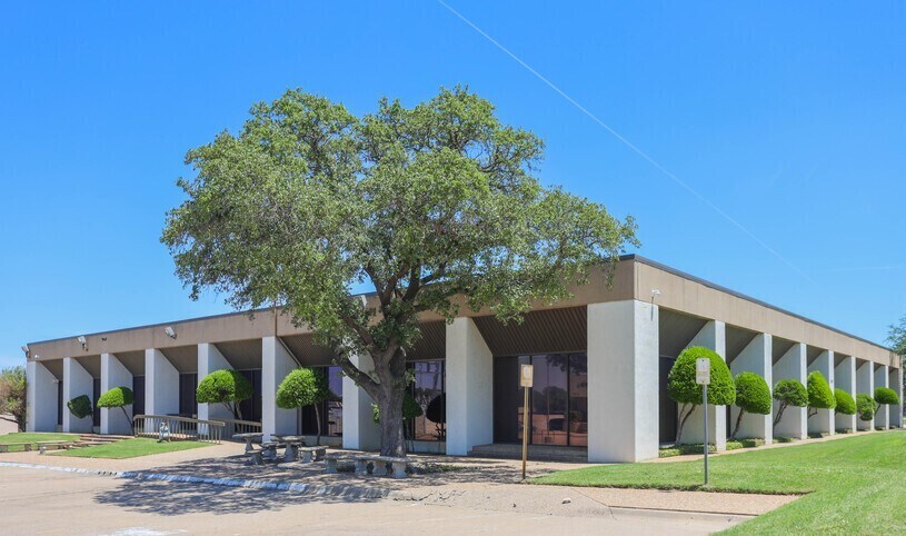 More Photos Of 2201 Arlington Downs Rd, Arlington Light Distribution For Sale