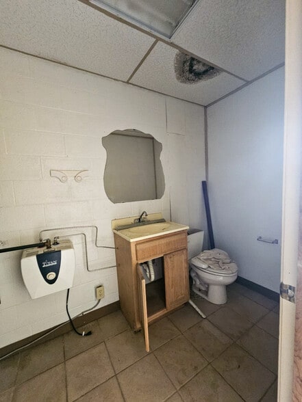 More Photos Of 1420 E Palestine Ave, Palestine Flex For Sale