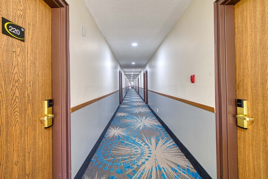 More Photos Of 800 Mammoth St, Hot Springs Hotel For Sale