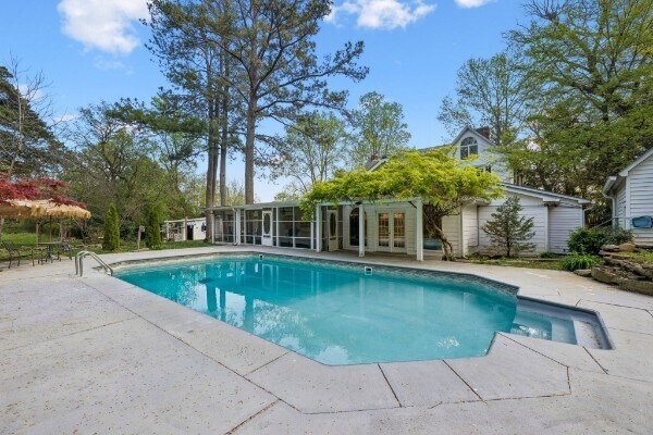 More Photos Of 728 S Spring St, Manchester Specialty For Sale