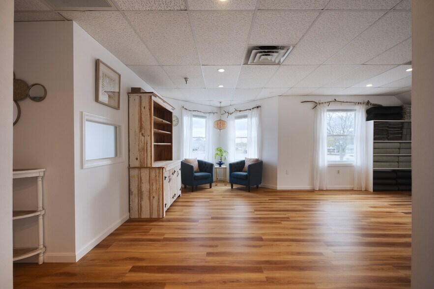 More Photos Of 29 Lafayette Rd, North Hampton Storefront Retail Office For Lease