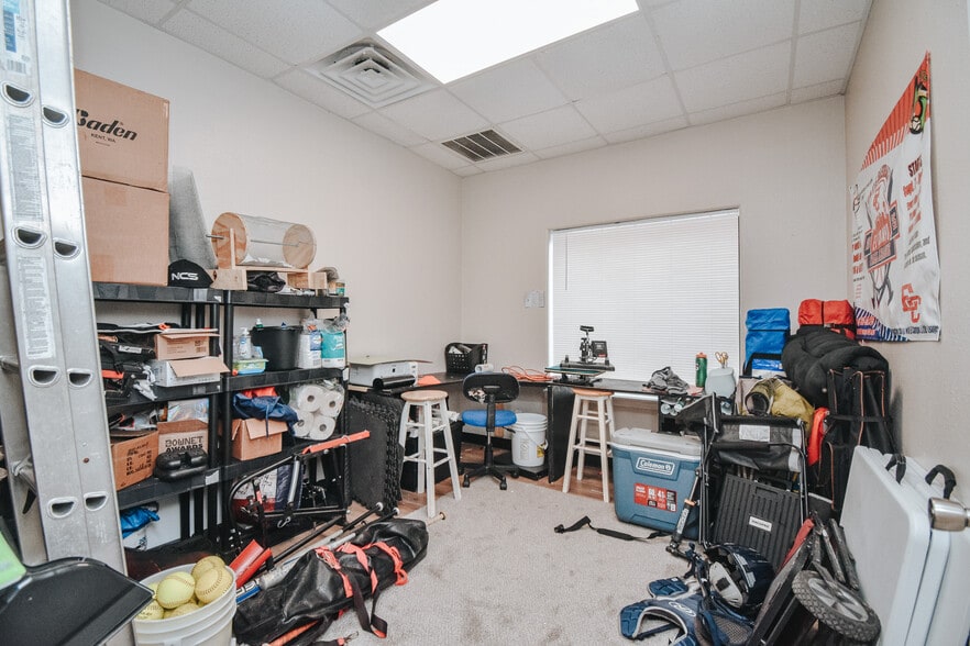 More Photos Of 305 Sam Houston Dr, Victoria Storefront For Lease