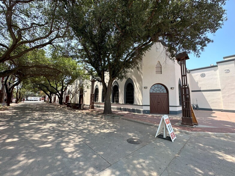 More Photos Of 2501-2519 Rodeo Plz, Fort Worth Storefront For Lease