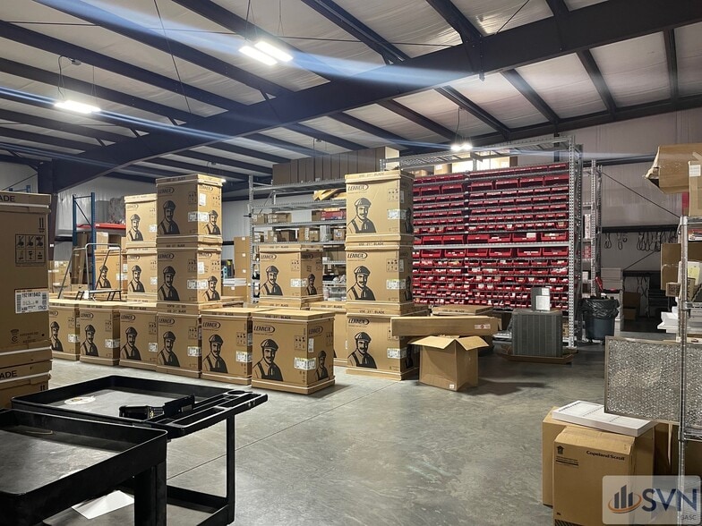 More Photos Of 36 W Chatham Ct, Garden City Showroom For Lease