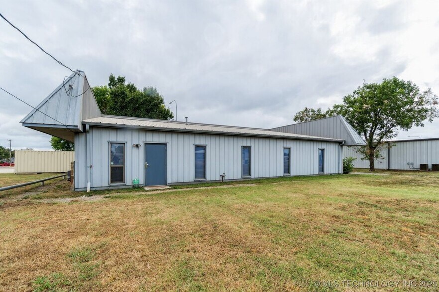 More Photos Of 1236 E Main St, Cushing Medical For Sale