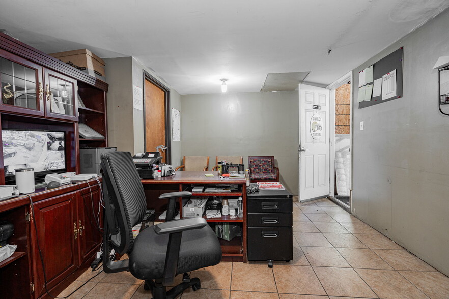 More Photos Of 2662 Lombardy Ln, Dallas Warehouse For Sale