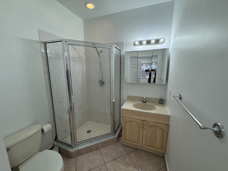 More Photos Of 4381 N Dixie Hwy, Deerfield Beach Freestanding For Lease