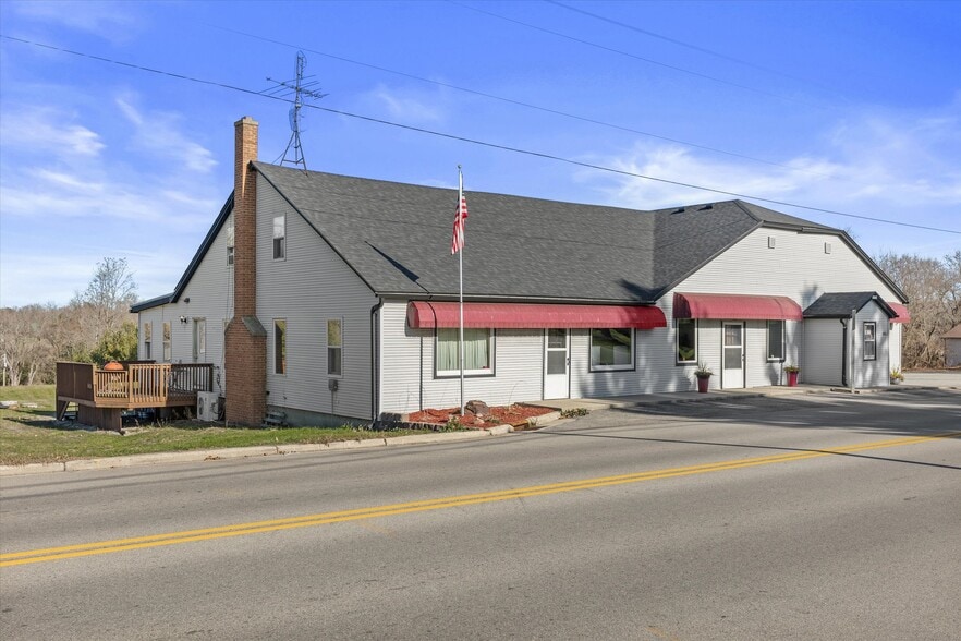 More Photos Of N8240 County Hwy E, Watertown Bar For Sale