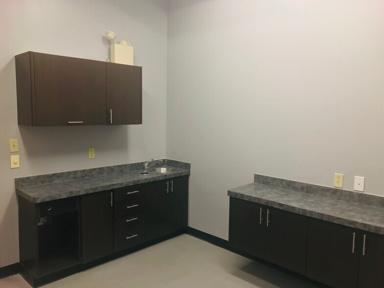 More Photos Of 13107-13141 W Lake Houston Pky, Houston Unknown For Lease