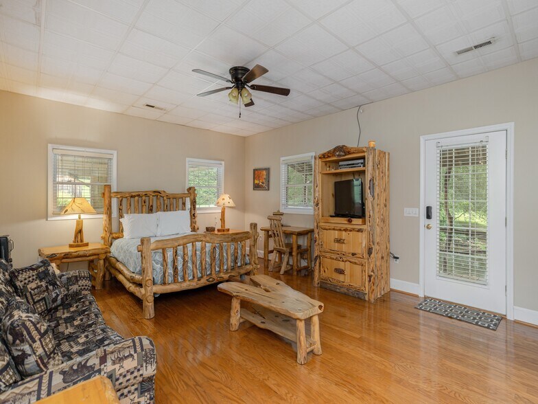 More Photos Of 8826 Boylston Hwy, Mills River Flex For Sale