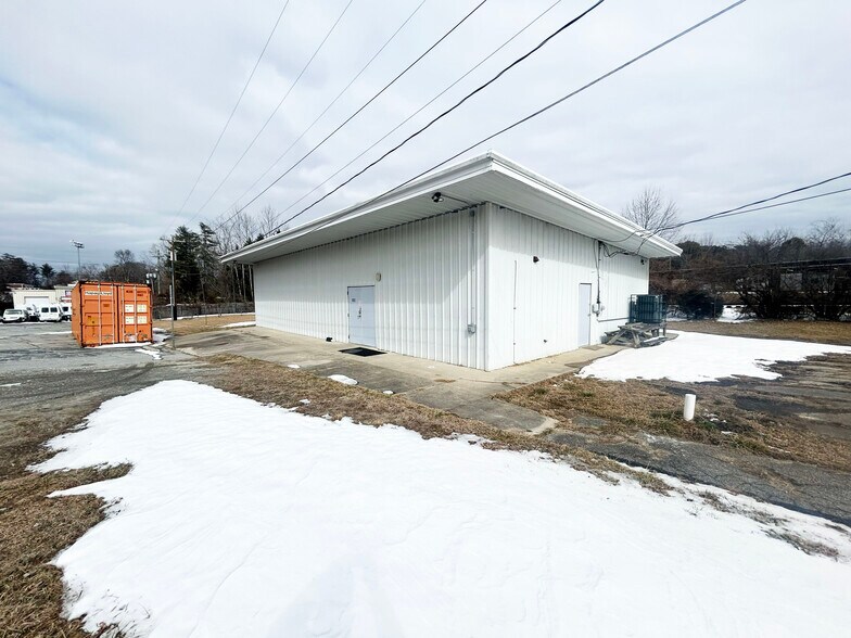 More Photos Of 802 S Grove St, Hendersonville Flex For Lease