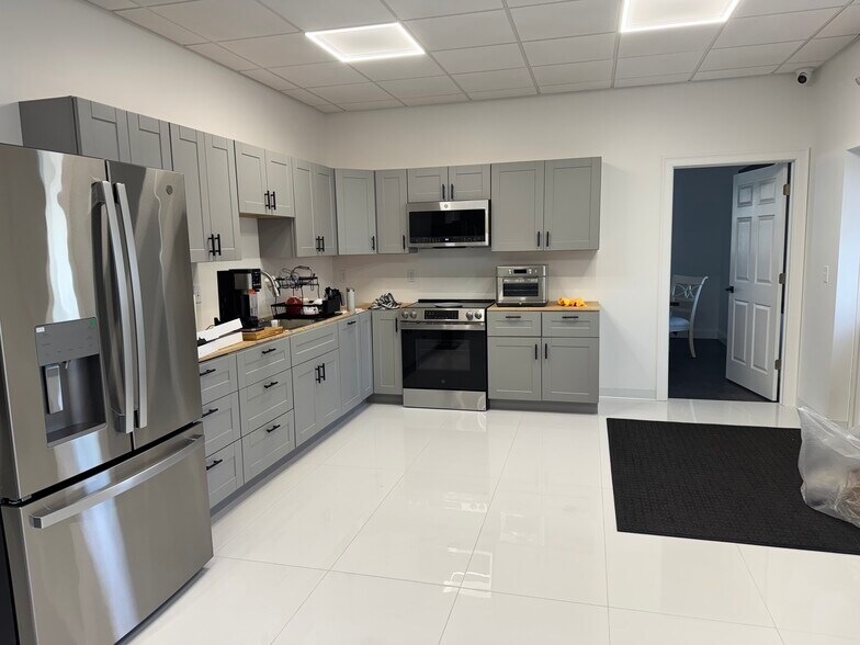 More Photos Of 192 Oak St, Glastonbury Showroom For Lease