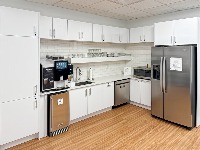 More Photos Of 8024 Glenwood Ave, Raleigh Coworking Space