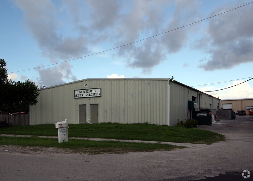 More Photos Of 950 Bell Rd, Sarasota Warehouse For Lease