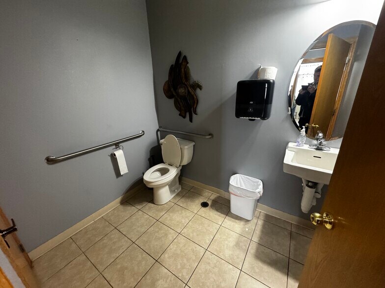 More Photos Of 5051 E University Ave, Pleasant Hill Freestanding For Sale