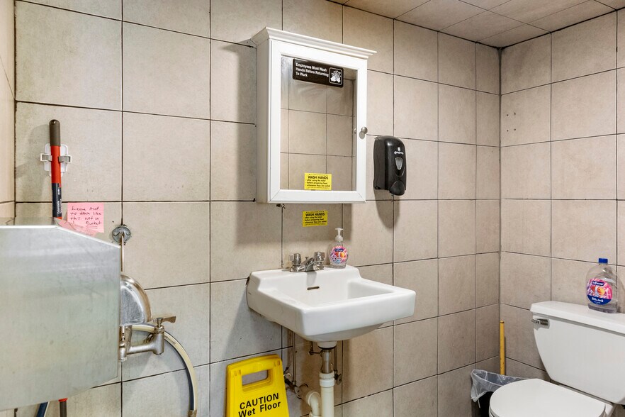 More Photos Of 78-88 Bayville Ave, Bayville Storefront Retail Residential For Lease