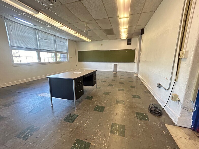 More Photos Of 709 Deacon St, Hebron Schools For Lease